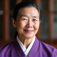 전통 한복을 입은 판소리 명창이 미소 짓는 모습